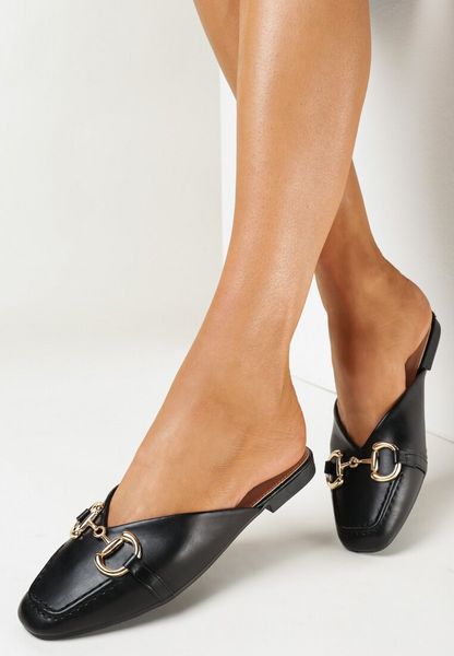 Czarne Klapki Mule na Płaskiej Podeszwie z Łańcuchem Evandia. Czarne klapki damskie Born2be, bez wzorów, z jeansu, eleganckie, bez obcasa, na płaskiej podeszwie, bez zapięcia. Za 49.99 zł.