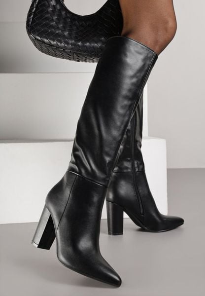 Czarne Eleganckie Kozaki Vices na Słupku ze Szpiczastym Noskiem Lanirrea. Czarne kozaki damskie Born2be, bez wzorów, ze szpiczastym noskiem, bez obcasa, na obcasie, bez zapięcia. Za 149.99 zł.