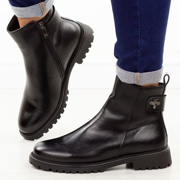 Czarne lico botki damskie na traperze Potocki 19314. Czarne botki damskie POTOCKI, bez wzorów, z jeansu, klasyczne, z okrągłym noskiem, bez obcasa, bez zapięcia. Za 229.00 zł.