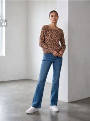 Sweter w panterkę z wiskozą - beżowy. Brązowe swetry nierozpinane damskie Sinsay, l, bez wzorów, z wiskozy, bez kołnierzyka, bez ramiączek. Za 45.99 zł.
