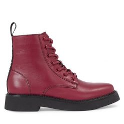 Botki Tommy Jeans. Czerwone botki damskie Tommy Jeans, bez wzorów, z jeansu, bez obcasa, na płaskiej podeszwie, bez zapięcia. Za 749.99 zł.