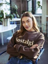 Bawełniana bluza z haftem - brązowy. Brązowe bluzy damskie Reserved, l, bez wzorów, z bawełny, bez ramiączek, bez kaptura. W wyprzedaży za 79.99 zł.