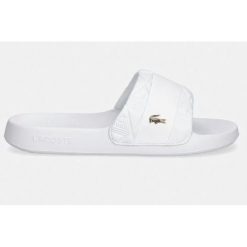 KLAPKI LACOSTE SERVE SLIDE HYB 126 1 CFA 751CFA003121G R-42. Białe klapki damskie Lacoste, bez wzorów, z dresówki, sportowe, bez obcasa, bez zapięcia. Za 215.60 zł.