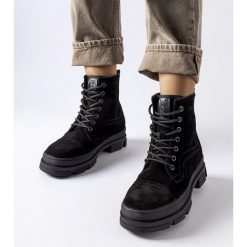 Czarne skórzane workery Big Star KK274524. Czarne botki damskie na zimę, bez wzorów, z gumy, retro, z okrągłym noskiem, bez obcasa, bez zapięcia. Za 418.22 zł.