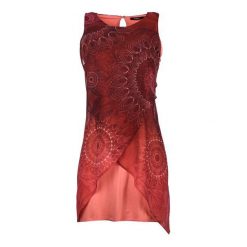 Desigual sukienka damska 38 czerwony. Czerwone sukienki damskie Desigual, na co dzień, na lato, bez wzorów, z materiału, z asymetrycznym kołnierzem, bez ramiączek, asymetryczne. W wyprzedaży za 199.00 zł.