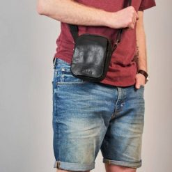 Saszetka Nerka na Ramię Brødrene BL04 Czarny. Czarne saszetki i nerki męskie bez wzorów, ze skóry. Za 114.99 zł.