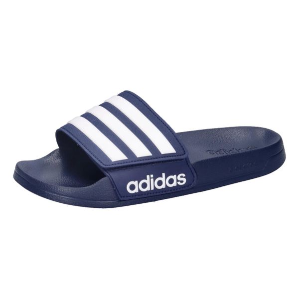 Klapki basenowe adidas Adilette. Białe klapki damskie Adidas, bez wzorów, z materiału, bez zapięcia. Za 119.00 zł.