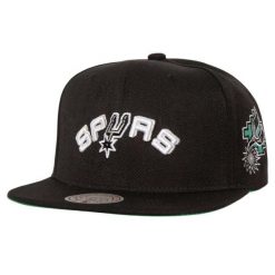 Czapka z daszkiem do koszykówki Mitchell & Ness NBA San Antonio Spurs czarna. Czarne czapki damskie Mitchell & Ness, bez wzorów, z materiału. Za 179.00 zł.