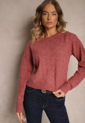 Różowy Sweter w Klasycznym Stylu z Tłoczonym Wzorem Deriel. Czerwone swetry nierozpinane damskie Renee, bez wzorów, z jeansu, casualowe, bez kołnierzyka, bez ramiączek. Za 129.99 zł.
