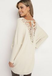 Jasnobeżowy Sweter z Wiskozą i Modalem oraz Ozdobnym Wiązaniem Zinnisca. Brązowe swetry nierozpinane damskie Born2be, uniwersalny, bez wzorów, z jeansu, eleganckie, bez kołnierzyka, bez ramiączek. Za 99.99 zł.