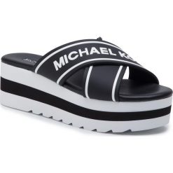 Klapki MICHAEL MICHAEL KORS - 40S9DEFA2Q Blk/Opticwht. Czarne klapki damskie MICHAEL Michael Kors, bez wzorów, z materiału, bez obcasa, na obcasie, bez zapięcia. W wyprzedaży za 339.00 zł.
