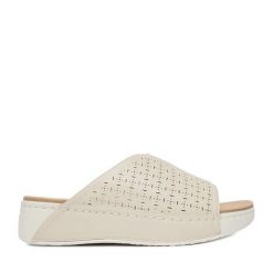 Klapki Go Soft. Brązowe klapki damskie GO SOFT, bez wzorów, bez obcasa, bez zapięcia. Za 119.99 zł.