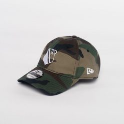 Czapka z daszkiem New Era Legia Warszawa. Czapki damskie New Era, bez wzorów, z materiału, sportowe. W wyprzedaży za 119.99 zł.