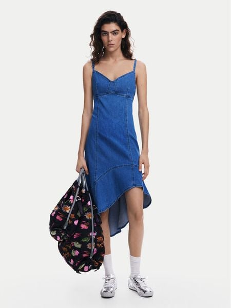 Desigual Sukienka jeansowa Munich 25SWVD07 Niebieski Regular Fit. Niebieskie sukienki damskie Desigual, m, bez wzorów, z bawełny, bez kołnierzyka, bez ramiączek. Za 289.99 zł.