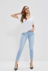 Jeansy medium waist z postrzępionymi nogawkami błękitne. Niebieskie jeansy damskie MOODO, bez wzorów, z bawełny, długie. W wyprzedaży za 41.99 zł.