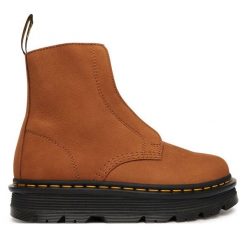 Botki Dr. Martens. Brązowe botki damskie Dr. Martens, bez wzorów, bez obcasa, na płaskiej podeszwie, bez zapięcia. Za 899.99 zł.