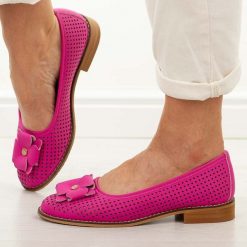 Fuksja ażurowe skórzane baleriny damskie Cambell 19416. Czerwone balerinki damskie Cambell, na lato, z aplikacjami, z jeansu, eleganckie, z okrągłym noskiem, bez obcasa, na obcasie, bez zapięcia. Za 229.00 zł.