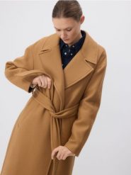 Płaszcz z wełną Manteco - beżowy. Brązowe płaszcze damskie Reserved, l, bez wzorów, z tkaniny, bez kołnierzyka, bez kaptura. W wyprzedaży za 399.99 zł.
