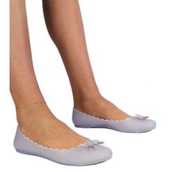 Szare balerinki meliski z kokardką. Szare balerinki damskie na wiosnę, bez wzorów, z gumy, eleganckie, bez obcasa, na platformie, bez zapięcia. Za 70.80 zł.