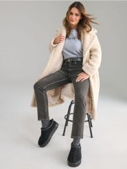 Jeansy slim mom fit - dark grey jeans. Szare jeansy damskie Sinsay, bez wzorów, z jeansu. W wyprzedaży za 33.99 zł.