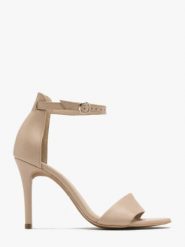 Beżowe sandały na wysokiej szpilce. Brązowe sandały damskie Ryłko, bez wzorów, ze skóry, bez obcasa, na szpilce, bez zapięcia. W wyprzedaży za 259.99 zł.