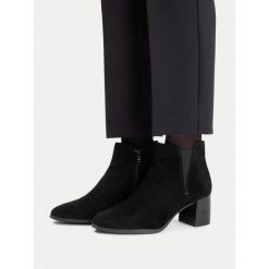 Botki Lasocki. Czarne botki damskie Lasocki, bez wzorów, bez obcasa, na słupku, bez zapięcia. Za 259.99 zł.