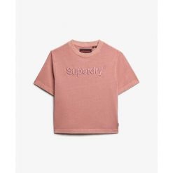 Obszerny prosty t-shirt dla kobiet z haftem Superdry Core Logo. Czerwone koszulki sportowe damskie Superdry, bez wzorów, bez ramiączek. Za 143.55 zł.