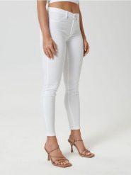 Jeansy skinny mid waist - biały. Białe jeansy damskie Sinsay, bez wzorów, z jeansu. W wyprzedaży za 22.99 zł.