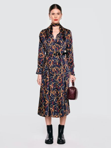 Sukienka damska midi koszulowa z nadrukiem granatowa Umi 403. Niebieskie sukienki damskie BIG STAR, do pracy, l, bez wzorów, z tkaniny, biznesowe, bez kołnierzyka, bez ramiączek, midi, koszulowe. Za 269.99 zł.