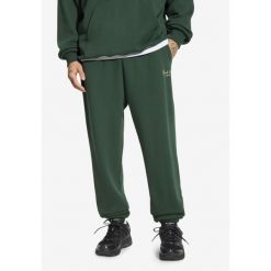 Spodnie dresowe męskie Prosto Football. Zielone spodnie sportowe męskie Prosto., m, bez wzorów, z dresówki, do piłki nożnej. Za 269.99 zł.