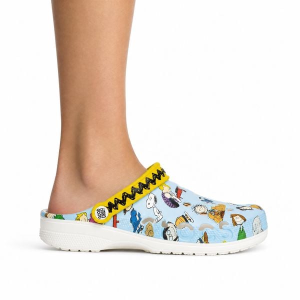 Klapki chodaki sportowe unisex Crocs PEANUTS BAYA CLOG. Niebieskie klapki damskie Crocs, bez wzorów, z materiału, klasyczne, bez obcasa, bez zapięcia. Za 229.00 zł.