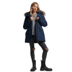 Parka damska Superdry Ashley Everest. Niebieskie parki damskie Superdry, na zimę, bez wzorów, bez kaptura. Za 786.60 zł.