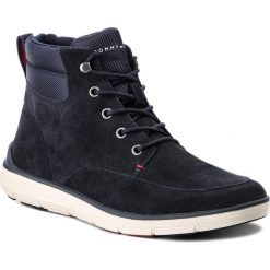 Trzewiki TOMMY HILFIGER - Lightweight Suede Mi FM0FM01754 Midnight 403. Niebieskie botki męskie Tommy Hilfiger, bez wzorów, z materiału, bez obcasa, bez zapięcia. W wyprzedaży za 359.00 zł.