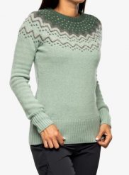 Sweter damski Fjallraven Ovik Knit Sweater. Zielone swetry nierozpinane damskie Fjällräven, na jesień, uniwersalny, bez wzorów, z dzianiny, biznesowe, bez kołnierzyka, bez ramiączek. Za 968.45 zł.