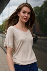Lekki sweter z krótkimi rękawami beżowy. Brązowe swetry nierozpinane damskie MOODO, l, bez wzorów, z poliamidu, bez kołnierzyka, bez ramiączek. Za 89.99 zł.