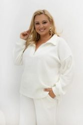 Oversizowa prążkowana bluza Good Day Ahead z kołnierzem i zamkiem w kolorze ecru Plus Size Oversize. Białe bluzy damskie Moda Size Plus Iwanek, l, bez wzorów, z dzianiny, biznesowe, bez ramiączek, bez kaptura. Za 219.90 zł.
