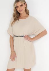 Beżowa Plisowana Sukienka Pudełkowa z Paskiem Savima. Brązowe sukienki damskie Born2be, bez wzorów, bez kołnierzyka, bez ramiączek, mini, oversize. Za 79.99 zł.