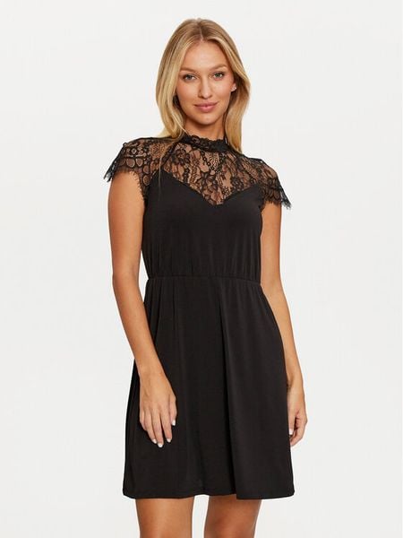 Vero Moda Sukienka koktajlowa Milla 10319974 Czarny Standard Fit. Czarne sukienki damskie Vero Moda, xl, bez wzorów, z syntetyku, wizytowe, bez kołnierzyka, bez ramiączek. Za 89.99 zł.