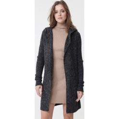 Czarny Kardigan Charley. Czarne kardigany damskie Born2be, l, bez wzorów, z dzianiny, bez kołnierzyka. Za 119.99 zł.