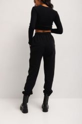 Spodnie dresowe w kolorze TOTALLY BLACK - JOLLY-L. Czarne spodnie dresowe damskie Marsala, bez wzorów, z bawełny, eleganckie. Za 249.90 zł.