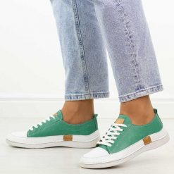 Zielone skórzane półbuty damskie T.Sokolski 8260. Zielone półbuty damskie Sokolski, na jesień, bez wzorów, z jeansu, eleganckie, z okrągłym noskiem, bez obcasa, na płaskiej podeszwie, bez zapięcia. Za 299.00 zł.