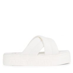 Klapki Tommy Jeans. Klapki damskie Tommy Jeans, bez wzorów, z jeansu, bez obcasa, bez zapięcia. Za 229.99 zł.