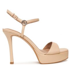 Sandały Guess. Brązowe sandały damskie Guess, z aplikacjami, bez obcasa, na szpilce, bez zapięcia. Za 719.99 zł.