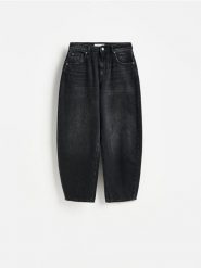 Jeansy barrel z krótszą nogawką - czarny. Czarne jeansy damskie Reserved, bez wzorów, z bawełny, krótkie. Za 129.99 zł.