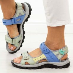 Niebieskie skórzane sandały damskie Filippo Ds7033/26. Niebieskie sandały damskie Filippo, bez wzorów, z jeansu, bez obcasa, na płaskiej podeszwie, bez zapięcia. Za 229.00 zł.