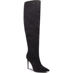 Muszkieterki GUESS - FLAA24 ESU11 BLACK. Czarne kozaki damskie Guess, z aplikacjami, z materiału, przed kolano, bez obcasa, na obcasie, bez zapięcia. W wyprzedaży za 479.00 zł.