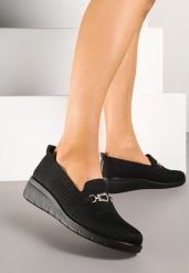 Czarne Półbuty na Koturnie z Ozdobą i Cyrkoniami Neviae. Czarne półbuty damskie Born2be, z aplikacjami, eleganckie, bez obcasa, na koturnie, bez zapięcia. Za 59.99 zł.