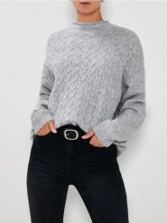 Sweter damski z warkoczowym splotem - szary. Szare swetry nierozpinane damskie Sinsay, l, bez wzorów, ze splotem, bez kołnierzyka, bez ramiączek. Za 59.99 zł.