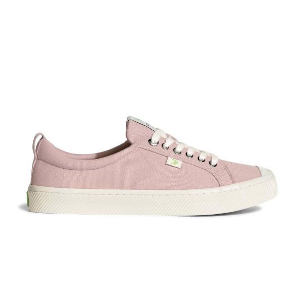 Tenisówki Cariuma OCA Low Rose Canvas. Czerwone trampki i tenisówki damskie CARIUMA, bez wzorów, z gumy, bez zapięcia. Za 145.00 zł.