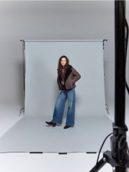 Jeansy wide leg z przetarciami - indigo jeans. Niebieskie jeansy damskie Reserved, bez wzorów, z bawełny. Za 139.99 zł.
